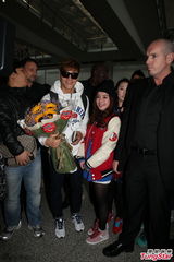 组图：金钟国亲民访港 笑容满面不拒签名