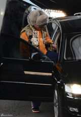 组图：赵本山筹备春晚潮装回京直奔大舞台