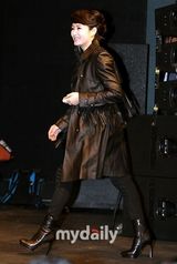 组图：金慧秀韩石圭出席《二楼的恶棍》发布会