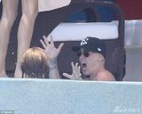 组图：Pink大腿粗壮 穿一字比基尼做鬼脸吓同伴