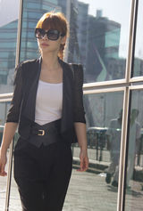 组图：柳岩黑超白T演绎别样简洁性感