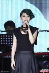 组图：杨丞琳自称集邮女星 与蔡健雅亲吻掀高潮