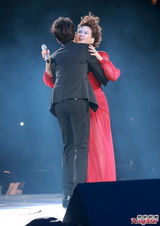 组图：甄妮香港个唱开幕 低胸热舞秀豪乳