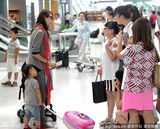 组图：蔡少芬携双女返港 行李超重逼疯辣妈