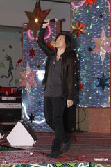 组图：郑伊健出席跨年活动 现场激情献唱热舞