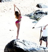 组图：超模坎蒂丝比基尼拍大片骚首弄姿晒翘臀