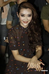 组图：周冬雨闪亮小洋装看秀 心情大好微笑放电