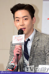 组图：金素妍宣传《需要浪漫》抹胸红裙性感