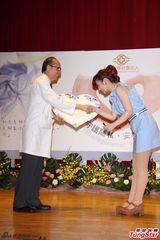 组图：Selina重返医院代言 现场激动落泪