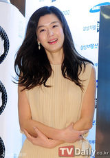 组图：韩星全智贤出席活动无袖长裙显优雅