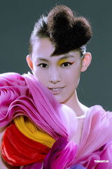 组图：范玮琪婚后巡演将开启 七彩礼服造型曝光