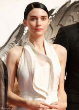 高清组图：鲁妮-玛拉性感白色露背礼服亮相东京