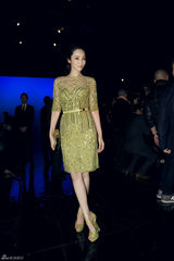 组图：吴佩慈透视绿裙亮相巴黎时装周收官秀