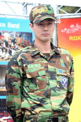 高清组图：赵仁成退役帅气依旧 行军礼告别军队