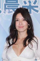 组图：林熙蕾婚后首亮相 低胸秀酥胸坦诚已怀孕