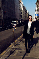 组图：张雨绮黑超漫步巴黎街头 嘟嘴卖萌显惬意