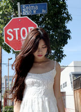 组图：朱婧异域写真曝光 清秀动人气质佳