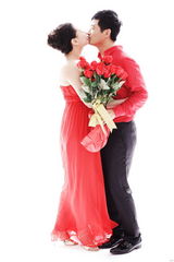 组图：郭晓冬夫妇情人节玫瑰大片 甜蜜拥吻似新婚