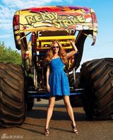 组图：妮可-基德曼登《芭莎》封面展熟女风情