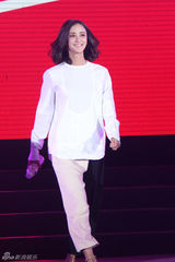 组图：张歆艺武汉捞金遭粉丝疯狂围堵