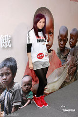 幻灯图：陈伟霆化身“饥馑天使” 与邓丽欣踢毽跳绳