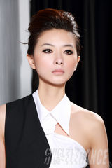 组图：万茜最新杂志大片化身冷美人