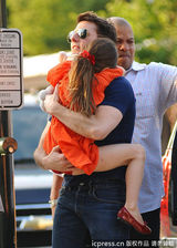 组图：汤姆-克鲁斯离婚后首探爱女 遭狗仔围堵