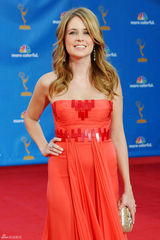 高清图：艾美奖红毯 詹娜-菲舍尔长裙明艳似火