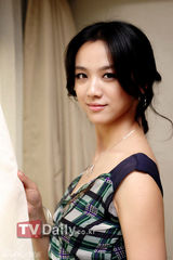 组图：汤唯紫绿格纹连衣裙妩媚 搭配黑色高跟鞋