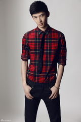 组图：90后小生刘芮麟拍写真 时尚英伦风范足