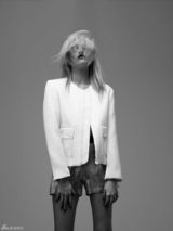 组图：90后歌手费雷拉写真 冷艳妆容上身激凸