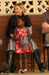 幻灯图集：麦当娜携女儿出席慈善学校奠基仪式