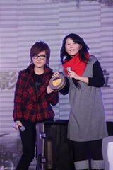 高清图：周笔畅办庆功会 改版造型流露女人味