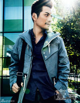 组图：严宽冬日写真漫步街头享午后休闲时光