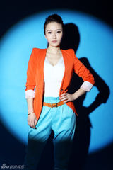 高清图：姚懿纯撞色大片巧配清新时尚