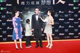 组图：微博之夜红毯 郭涛一家亮相石头正装帅气