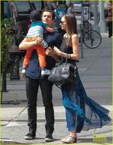 组图：米兰达可儿与布鲁姆带子上街温馨有爱