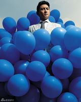 组图：吴奇隆杂志封面打造蓝色气球海 展现熟男魅力