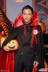 组图：吴卓羲宣传万圣节扮吸血鬼 高海宁险走光