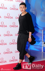 组图：f(x)Sulli刘亚仁权相佑等出席名表展示会