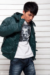 组图：许诺秀冬装搭配 突显帅气时尚魅力