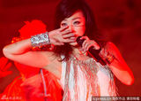 组图：林忆莲上海热舞开唱 短打上阵不惧露底