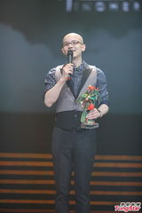 组图：李宇春榜中榜揽3奖 蔡依林险走光