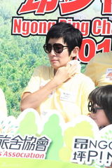 组图：吴君如出席慈善活动 称已安慰脚伤古天乐