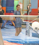 组图：苏瑞练体操玩高难度动作 凯蒂打电话业务繁忙