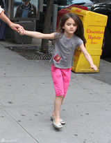 组图：小苏瑞与妈妈凯蒂牵手逛街