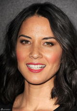 组图：奥立薇娅-玛恩性感透视裙袒胸露背