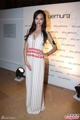 组图：周秀娜性感亮相上围丰满 称享受单身