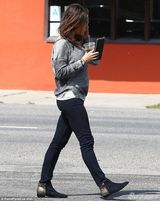 组图：库切带怀孕未婚妻看球 米拉高调秀巨钻