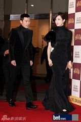 组图：文彩元朴信惠等盛装亮相演技大赏红毯